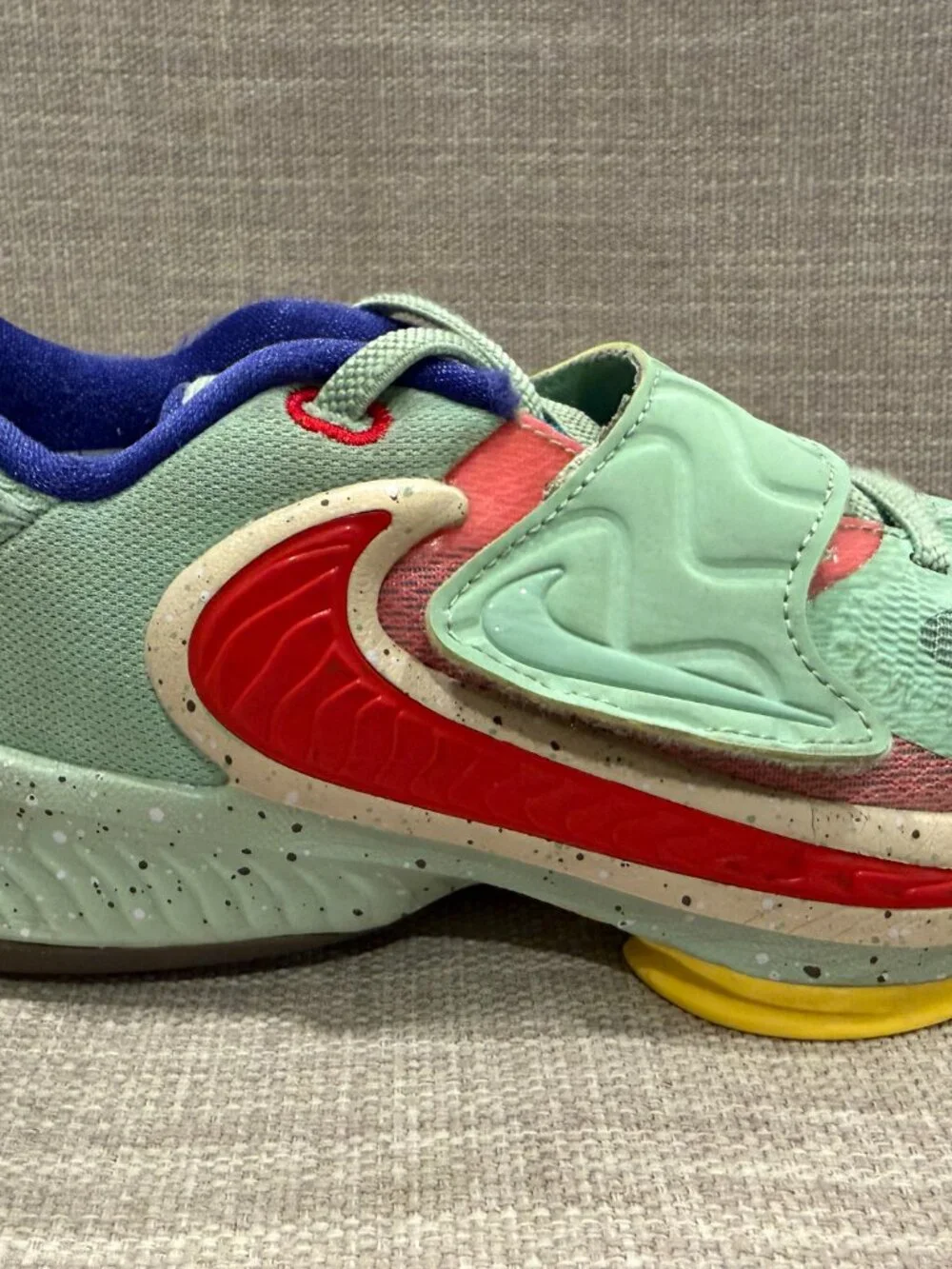Nike Zoom Freak 4 SE Enamel Green Red Basketball Shoes Size 1.5Y [DQ0555-300]